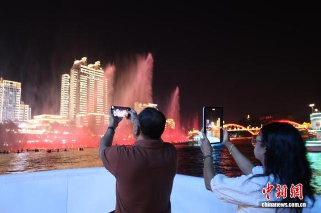 夜游百里柳江  霓虹喷泉两相宜