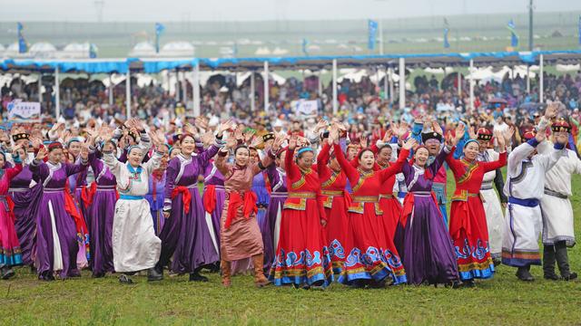 10万人草原暴雨中蹦迪！那达慕开幕式 阿云嘎白袍驭马出场