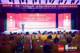 邻居深夜遇刺喊“救命”！四川宜宾七旬老人空手夺刀救下一家三口图片