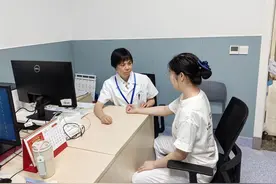 女子胃口不好拿桑葚当午餐，过量食用致腹痛腹泻图片