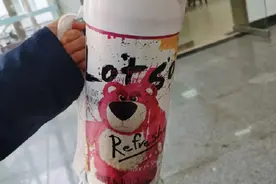 注意了！见到这种草莓熊瓶子请立刻报警图片