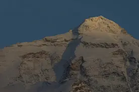 北坡31名攀登人员全部登顶珠峰，70岁队员刷新最年长登顶纪录图片