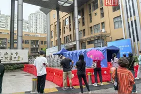 高考顺利结束，上海考生妈妈给女儿送上她人生第一束花图片