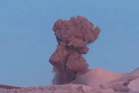 俄千岛群岛一火山喷出高达3000米灰柱图片