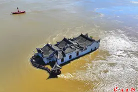 历经江水冲击，“万里长江第一阁”岿然不动图片