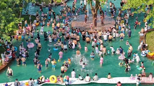 C视频丨四川双流：高温炙烤下的“清凉狂欢”黄龙溪戏水节客流激增三倍