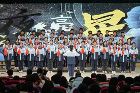 青春梦想歌华章！郑州一高中全校师生齐唱红歌图片