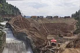 湖南平江九峰12小时丨10天内第三次撤离，见证大坝之巅与安置点内的温情与坚守图片