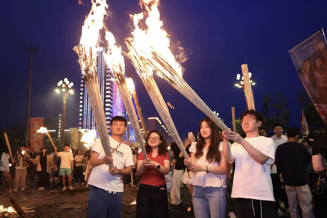 云南楚雄：万人共赴“撒火把+蹦彝迪”狂欢盛宴
