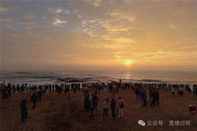 绝美！今早的日照海边，站满了人！