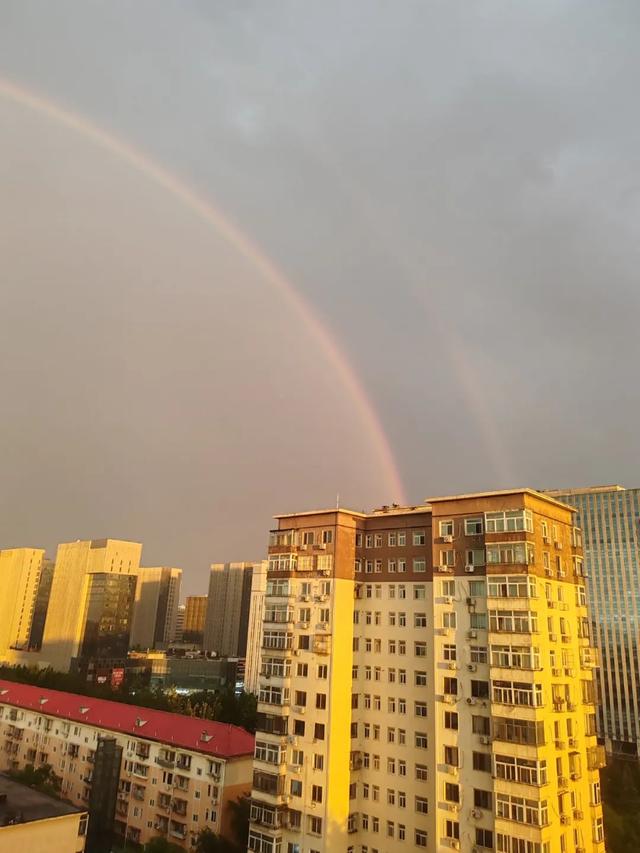 超多美图刷爆朋友圈！北京雨后出现壮美双彩虹奇观