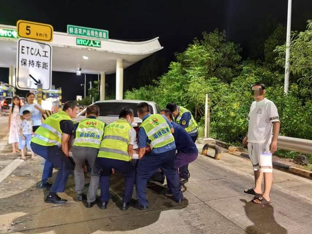 台风夜小车被困收费站 众人助其脱险