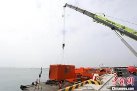 广西北海码头迎首座轨道式装船机 提升港口装卸效能图片