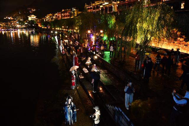 湖南凤凰：特色旅拍丰富旅游体验