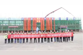 【新疆】G30连霍高速哈密至吐峪沟改扩建项目吐峪沟服务区南区综合楼顺利封顶图片