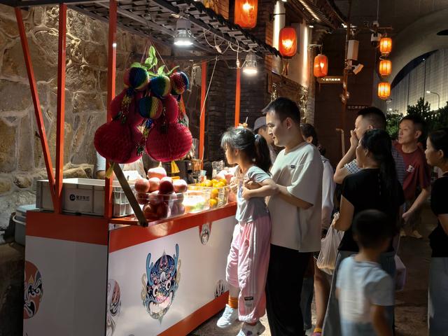 逛老街品美食，烟台夜生活圈烟火升腾