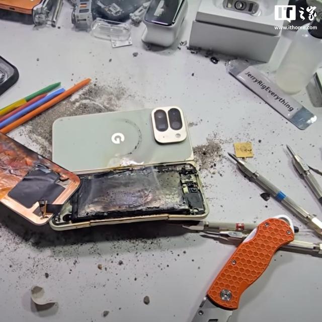 谷歌Pixel 10 Pro Fold折叠屏手机弯折测试中电池破裂起火