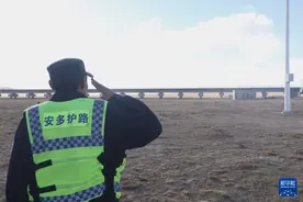 【央媒看青海】走！青藏线｜天路旁的敬礼图片