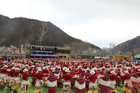 花搭台文唱戏，金川举行千人锅庄展演活动图片