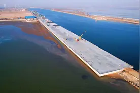 创新工艺“填海造陆”，打设857根灌注桩图片