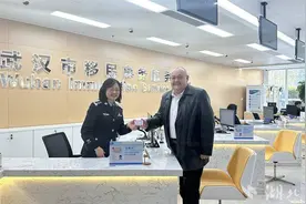 “五星卡”来了！4人在汉首领新版外国人永久居留身份证图片