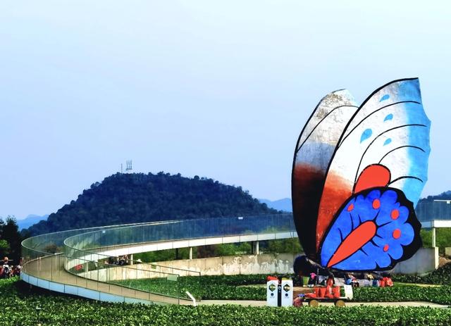 毕节市七星关区鸡鸣三省、百里杜鹃彝山花谷拟升国家4A级景区