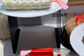 草莓盒子蛋糕跻身破亿元大单品，商超烘焙凭啥拉拢年轻人？图片