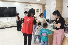 滕州市龙泉街道龙泉苑社区新时代文明实践站开展儿童公益证件照活动图片