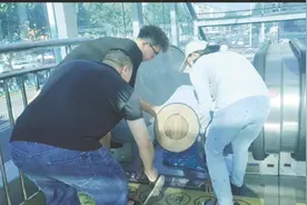 电梯“咬住”裤边绊倒七旬老人 记者与热心市民联手施救图片