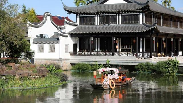 从新场古镇南大门进入，南山雅集投入试运营