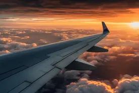 俄客机迫降坠地断成两截 所有人奇迹生还：涉事机型近年事故频发，平均机龄超50年图片