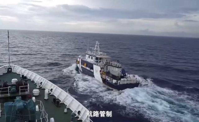 现场画面曝光！菲律宾公务船危险冲撞中国海警船，中方实施水炮喷射 后菲方举白旗