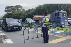 清明祭扫高峰到，墓园周边交通忙 深圳交警呼吁市民绿色出行图片