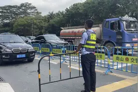 清明祭扫高峰到，墓园周边交通忙 深圳交警呼吁市民绿色出行图片
