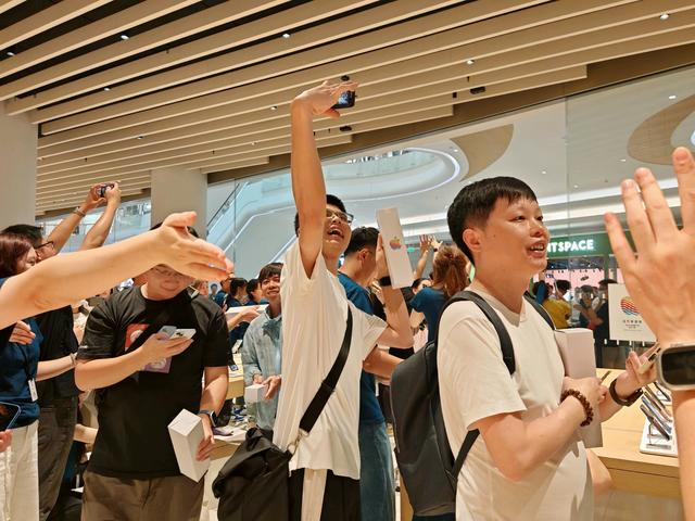 深圳第三家！苹果在前海开新店，多人凌晨排队