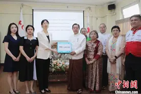 中国驻缅甸大使馆向缅甸红十字会转交150万元人民币现汇援助图片