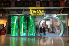 中华文创吸引外国友人，进博会上俄罗斯女士一次买三把新中式雨伞图片