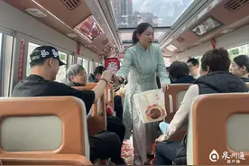 双层巴士00后女导乘员用心服务游客 当好“移动的城市会客厅”主人图片