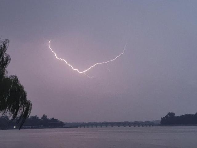 变幻莫测！北京夜空闪电好像“银蛇舞动”