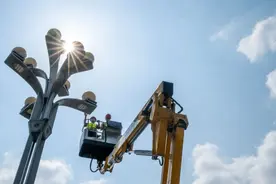 高温下的坚守|南岸：路灯维修工 用汗水点亮城市图片