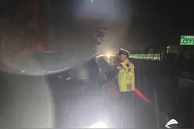 雨夜司机高速公路停车睡大觉 交警冒雨护送至服务区图片