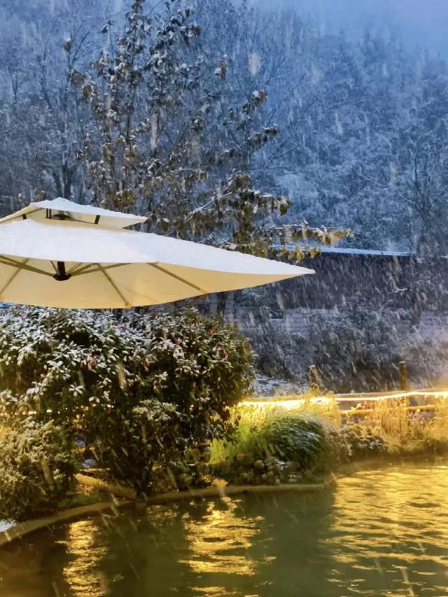 来这个小城看雪泡温泉，美哭了！