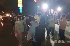 上海各大高校学生，狂抢这些叔叔阿姨！他说：没见过这么大阵仗……图片