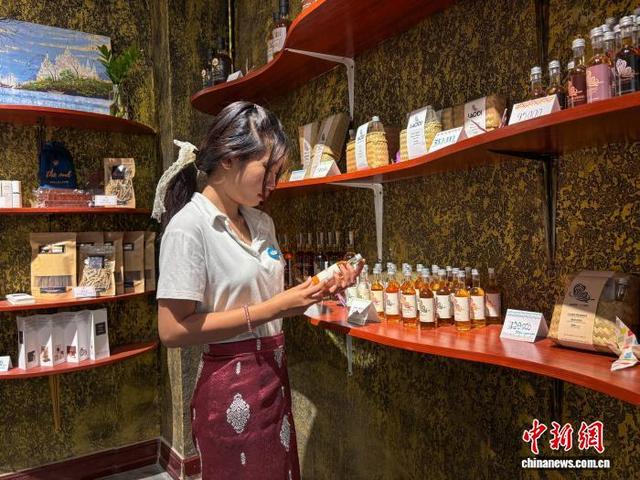 老挝艺术博物馆：“朽木”赋新生 展现老挝历史文化