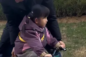 爸爸几分钟教会女儿骑自行车，网友：秒会！图片