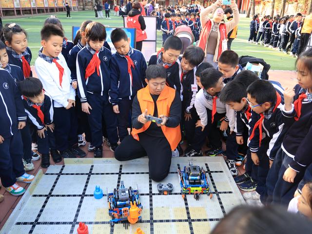 与AI下棋、看“火山”喷发，北京多校举办科技节带学生玩转科学