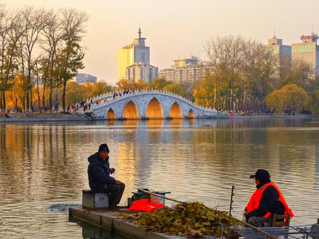 北京玉渊潭公园，也有“金光穿洞”！