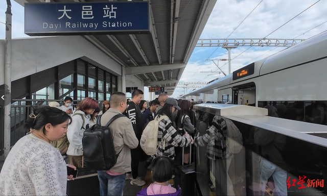 崇州30万亩油菜花盛放，坐城际动车即可前往，打卡攻略新鲜出炉！