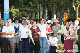 图集|烟台首批考生结束高考，家长拥抱献花送祝福图片