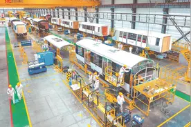 工人在生产制造无人驾驶轨道列车图片